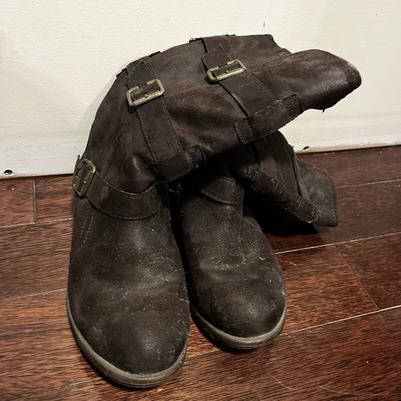 Suede type material boots. Only worn a few times. Size 9. cute and comfortable. - Picture 1 of 3